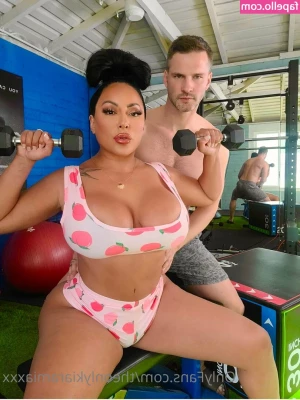 theonlykiaramiaxxx - What is love from a woman to a man for you?😊