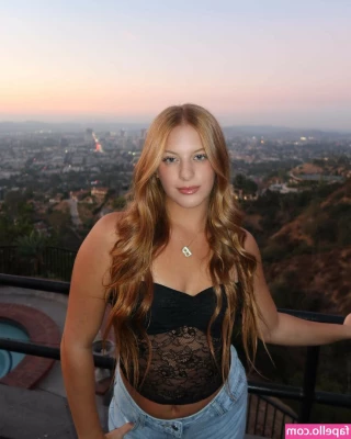 Bella Moore [ bella-moore ] - Hi everyone  dm me for anything  lt 3 lets have fun