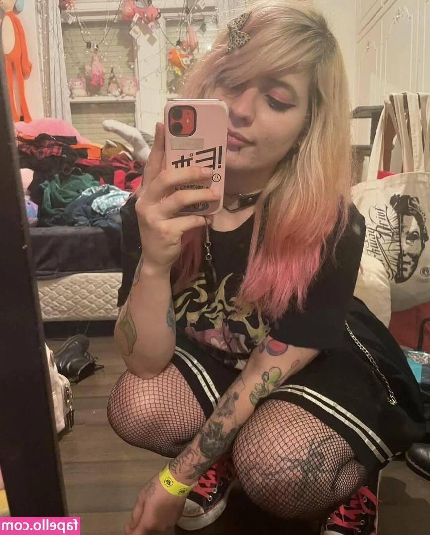 Vickierules - A nice quick fuck! I love this tentacle ❤️