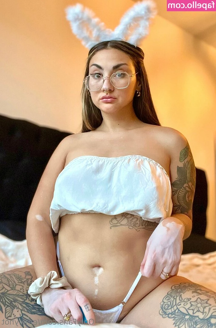 emiilyhot - Do you like my new outfit here babe?🤭