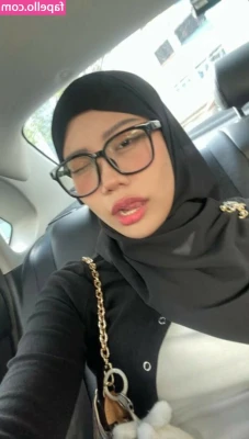 MuslimBaddie - Would you guys be interested in seeing me post vlog videos alongside