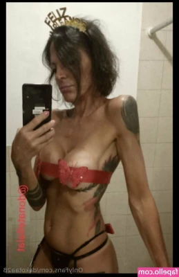 dakotaa28 - i love anything pink and lacey