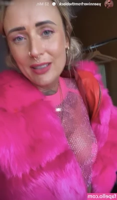 Jennifer Weist [ jennifer-weist ] - Saturday morning stroke session to my exposed chest on the internet