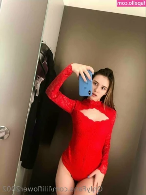 liliflower2002 - Want to see what's under my jacket? 😘