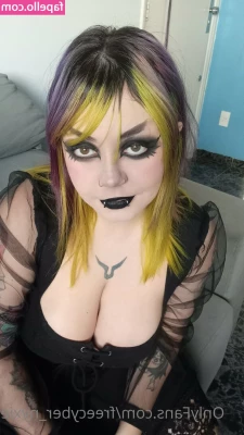 freecyber_nyxie [ freecyber-nyxie ] - Hey! It's a nudist beach... so I don't need any underwear
