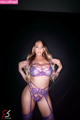 Kendra Sunderland [ kendra-sunderland ] - Swipe for tits