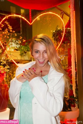 Kendra Sunderland [ kendra-sunderland ] - Would you let me sit on your face?