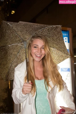 Kendra Sunderland [ kendra-sunderland ] - Joking around with @karenfisher full video released in messages on