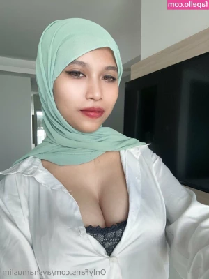 ayshamuslim - it s getting colder so the time for big hoodie reveals is finally back