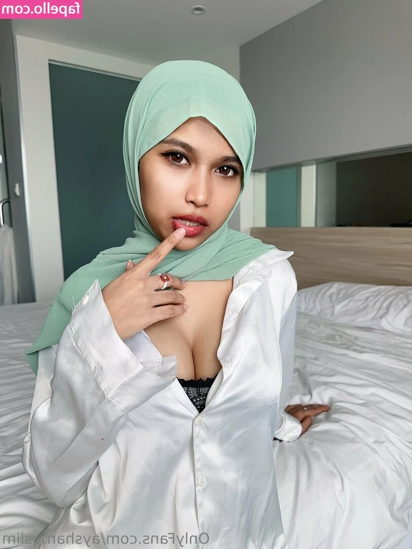 ayshamuslim - daddy, like this??? so you can cum onto my face? 😛