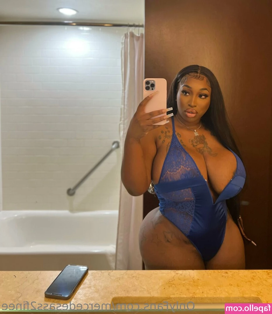 mercedesass2finee - You’ve seen Snow White but have you seen her like this? 😜  More
