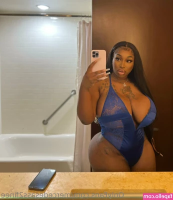 mercedesass2finee - You’ve seen Snow White but have you seen her like this? 😜  More