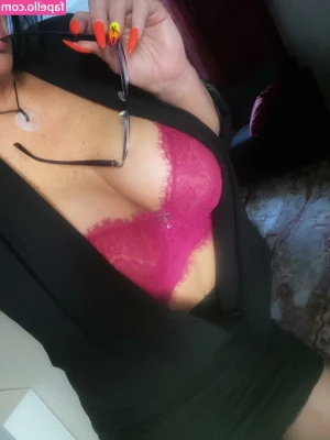 SexySaraWPG - I whorshipped Eroszilla s foot while he was working in his desk  Very