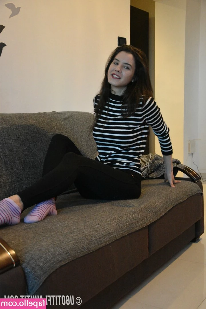 Lucie Fair [ lucie-fair ] - Getting hard by tickling 😜😝