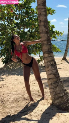 Idania Sanchez [ idania-sanchez ] - Happy hump day