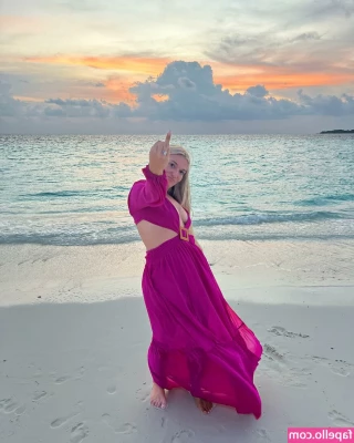 Chelsea Kreiner [ chelsea-kreiner ] - Happy hump day  Hope you enjoy this little boob flash lol