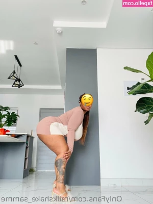Milkshake_Samme [ milkshake-samme ] - Seeing any good handholds to grab onto? My Domme sure did 😘