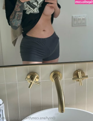 Andrea Anaconda [ andrea-anaconda-1 ] - Not a bad view during a chaturbate show hehe!