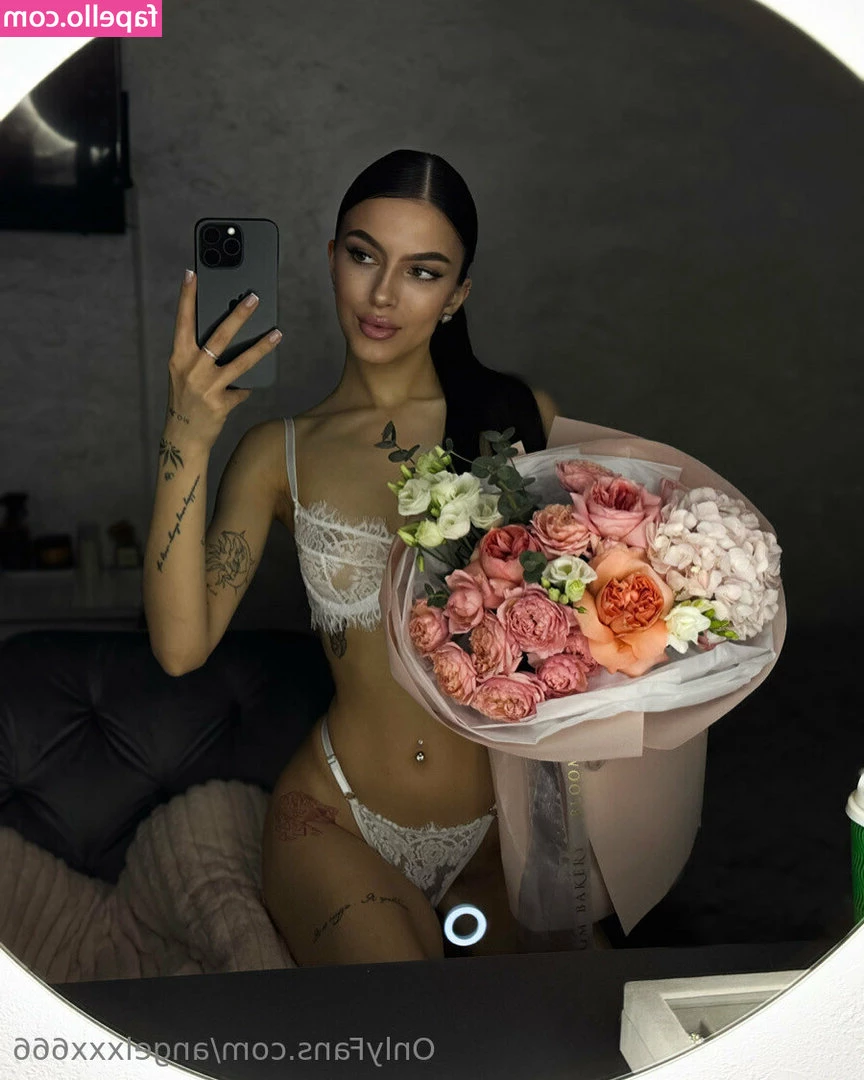 emma_rosse [ emma-rosse ] - Entrarias a la ducha conmigo   Deseas el agua tibia o más bien