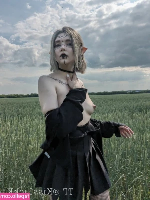 kisslickk_ [ kisslickk ] - GUYS I AM THINKING OF DOING MY FIRST TWITCH STREAM TONIGHT  WHO WANTS