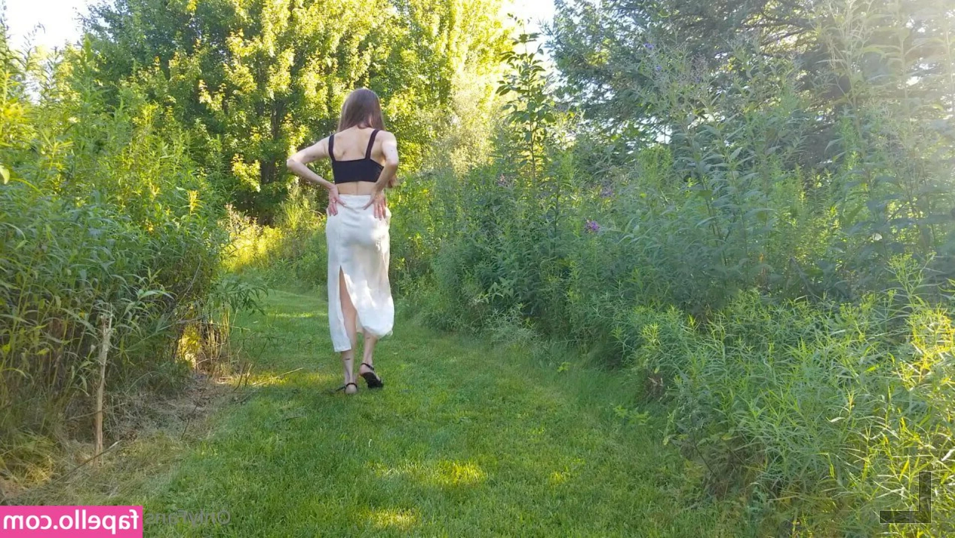 spiralgirl - Pulling up my dress to show you my cute thong 😘