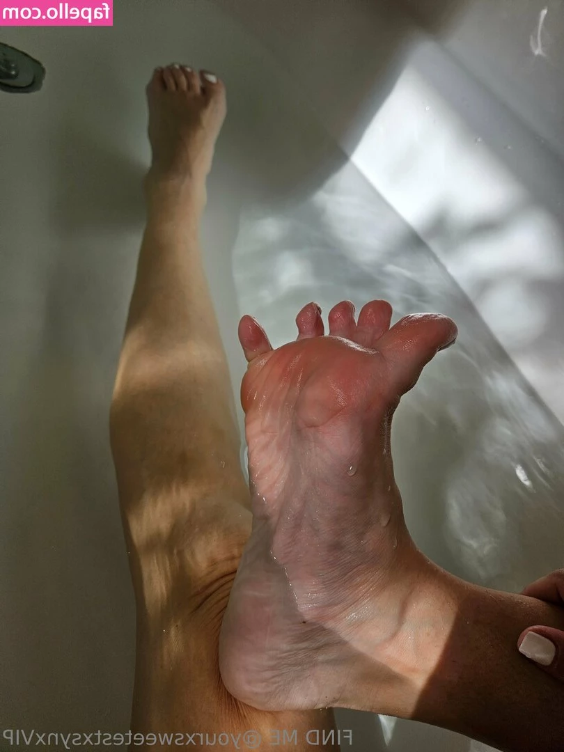 yourxsweetestxsynxvip - you can see what peeks out of my between the legs   if you can see it
