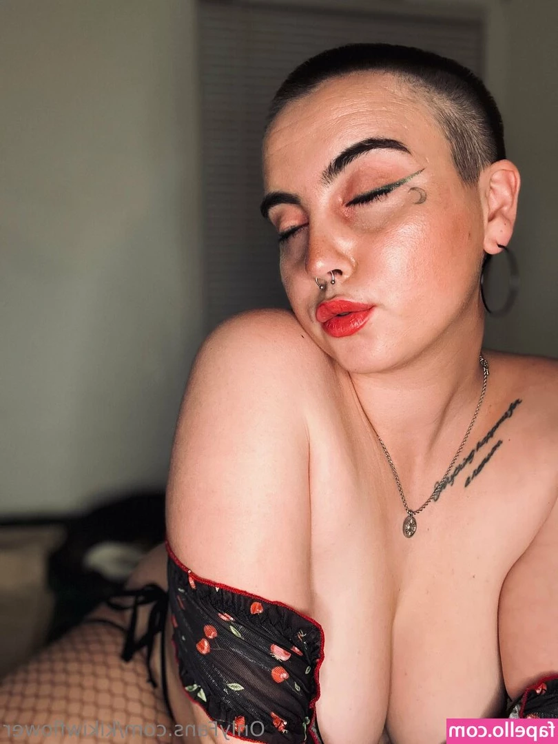 kikiwflower - Ando contestando mensajes