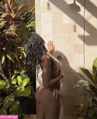 Alessya Farrugia [ alessya-farrugia ] - Oh, imagine if I started playing with my hot body in front of you 