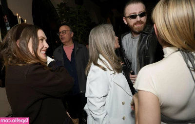 Elizabeth Olsen [ elizabeth-olsen ] - Are you curious?