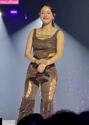 Jihyo - Having fun with a mirror, now I get to see my pussy and ass from your