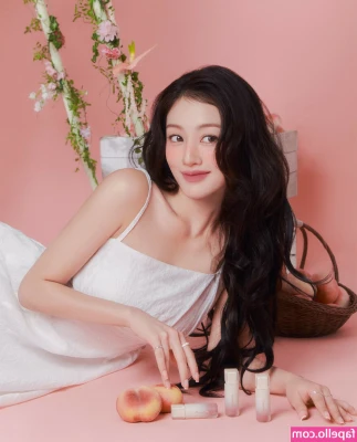 Jihyo - Feeling hot might have caught some virus,called sexiness 🤭