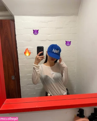 Jihyo - Doesn’t @holly.img look so pretty eating pussy