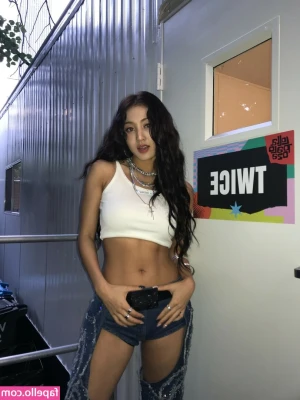 Jihyo - First 5 people to tip $10 get 12 MONTHS FREE to my page 😍