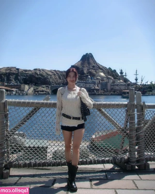 Jihyo - Feet or Ass  Lets see your kink naughty boys