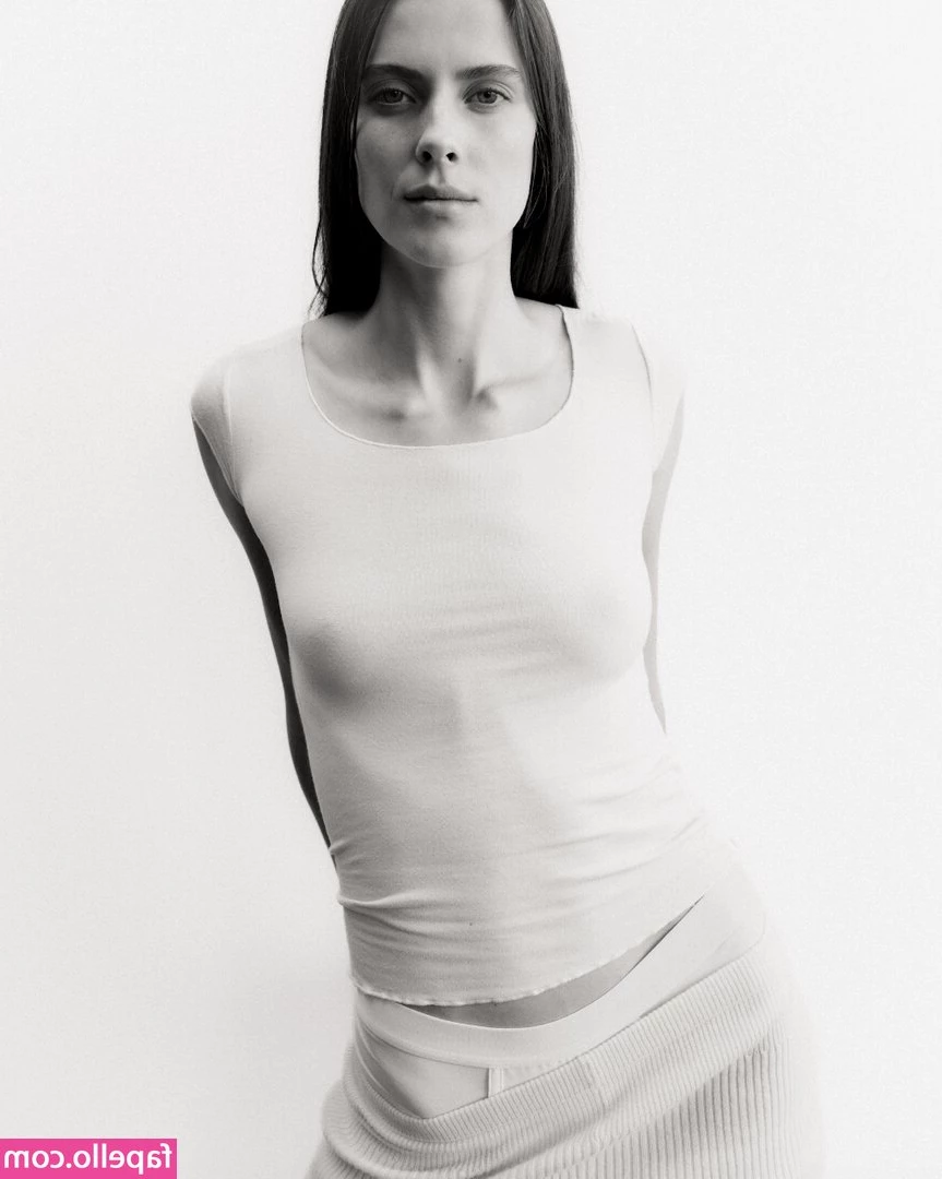 Yaroslova Mahuchikh [ yaroslova-mahuchikh ] - Slowly undressing  she knew what he was thinking about  Temptation