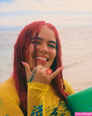 Karol G [ karol-g ] - When it s so hot out you drive home I m your sports bra