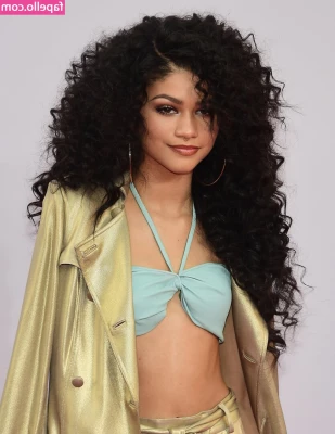 Zendaya Coleman [ zendaya-coleman ] - Taking the blue polish off to prepare for my video coming panting