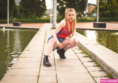  [ nomi-teee ] - It started with just 3 of her pretty toes poking out of the bottom of