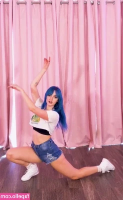 Littlesiha - Baby, why don’t you come over and lay with me. 😍