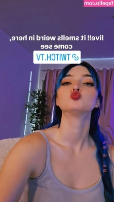 Littlesiha - Foot focus squirt (REAL RAW ORGASM!)