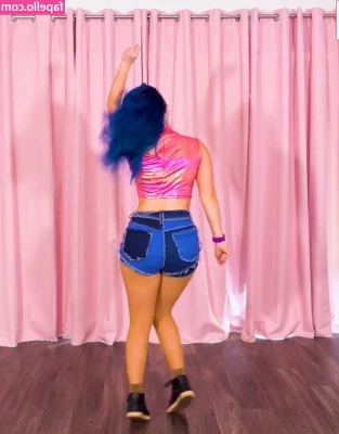 Littlesiha - Vie sul divano con me   avvicinati ai miei piedi   ti va di toccarli