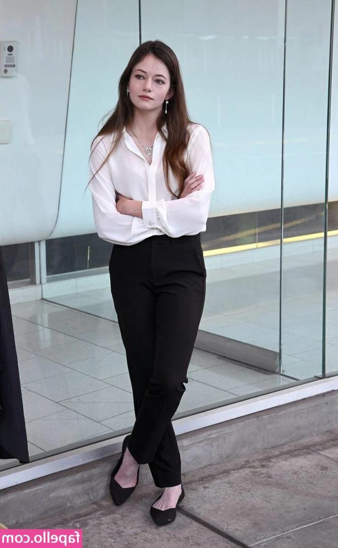 Mackenzie Foy [ mackenzie-foy ] - Lo mejor del JUEGO ocurrio a final   una ORGIA LESBICA   ardiamos de
