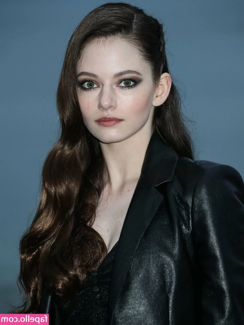 Mackenzie Foy [ mackenzie-foy ] - Boom  boom  shake my real boobs