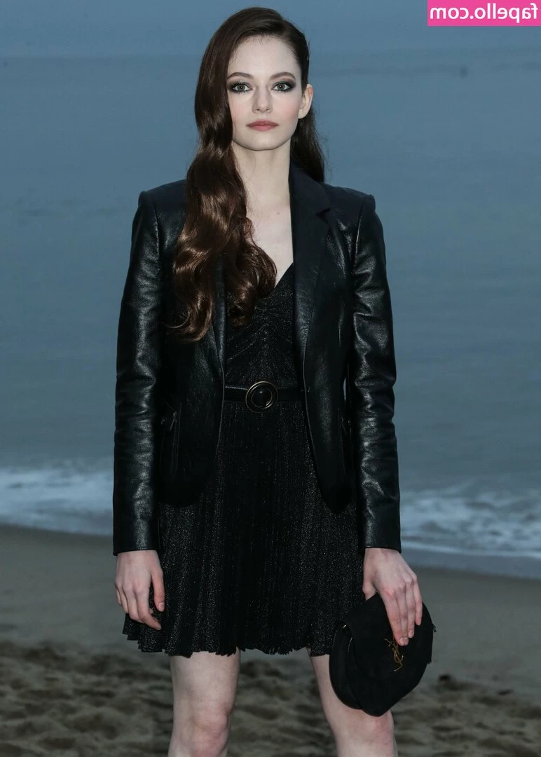 Mackenzie Foy [ mackenzie-foy ] - Feeling Cheeky 😜😈