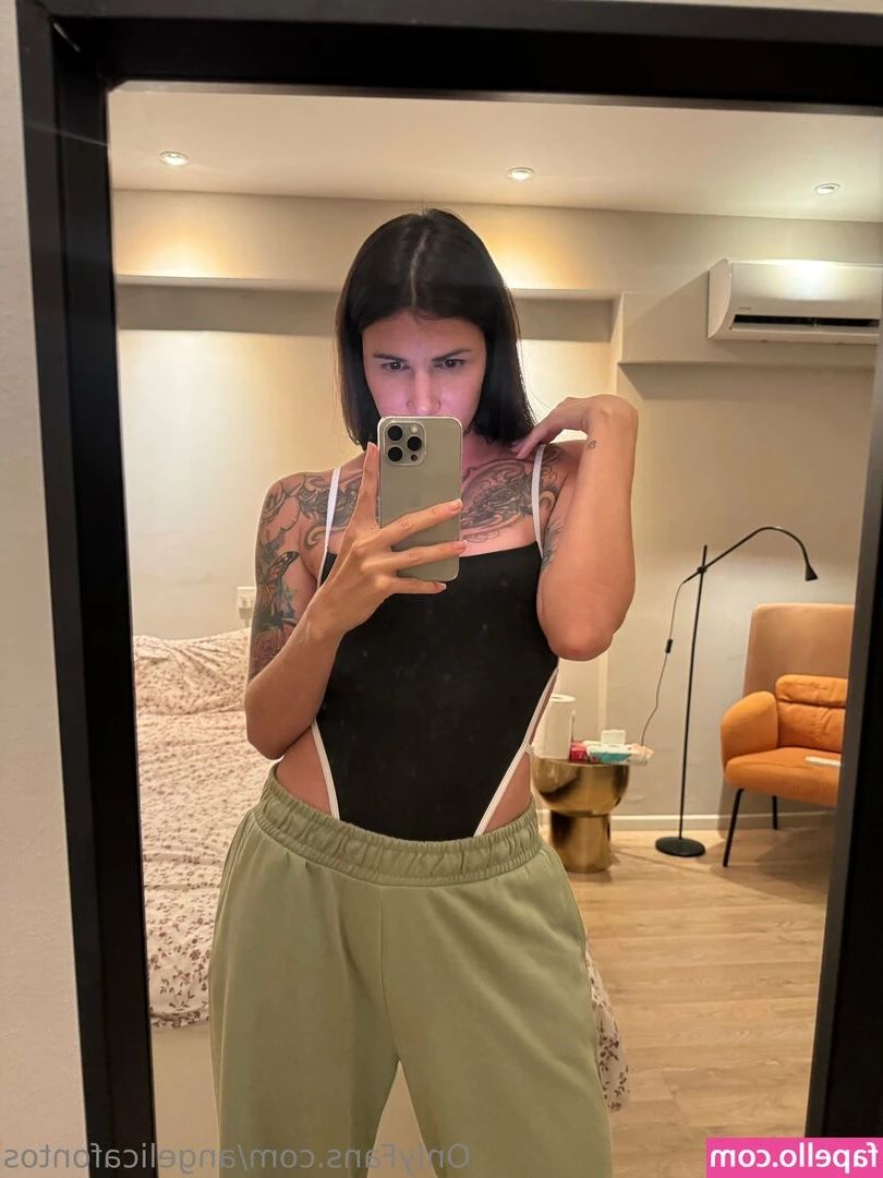 angelicafontos - Natural Pedicure in baggy jeans 3