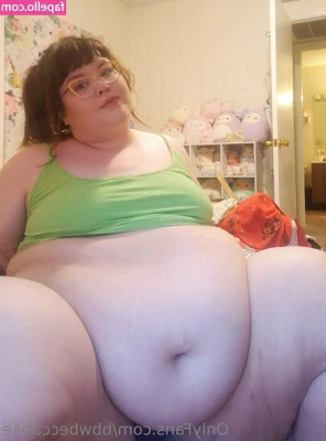 bbwbeccabae - No panties 😈 DM to see 😉