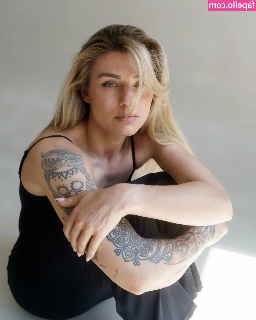Sina Alena Heinrichsohn [ sina-alena-heinrichsohn ] - NEW VIDEO Tushy Twerkin Time   How else is a Queen supposed to keep