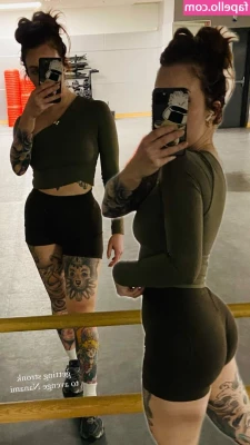 Megan Everett [ megan-everett ] - Love & comment to let me know you want to see what is under my