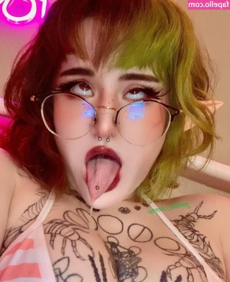 goblin_chomp [ goblin-chomp ] - Have you seen the whole video with @alexelena yet?  DM me to see us