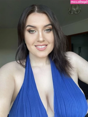 sophoalicexo - Couldn’t help playing with my titties as I got undressed😇